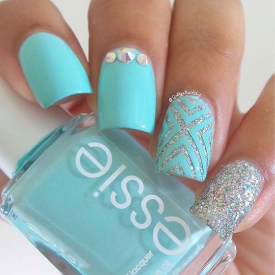 diseño de uñas azul con plateado