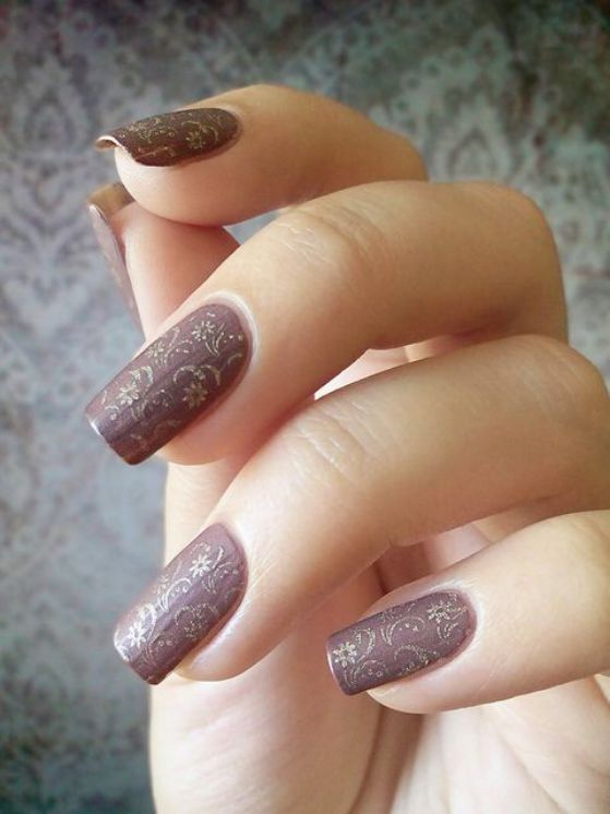 uñas largas cafe con dorado