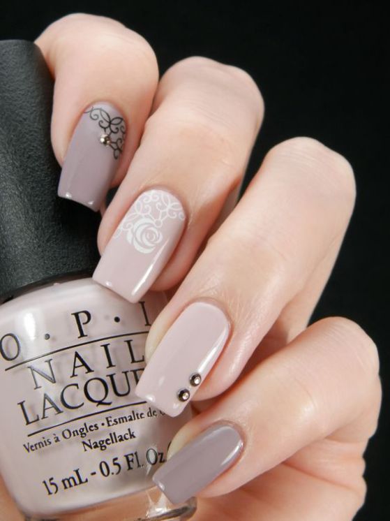 diseño de uñas largas con accesorios