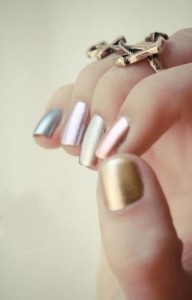 uñas con esmalte metalizado