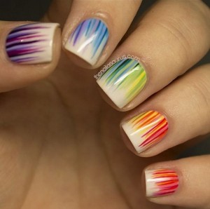 uñas de colores en forma de rayas
