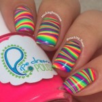 uñas de colores neon en agua