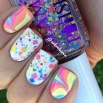 uñas de colores y accesorios
