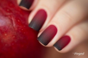 uñas en degrade rojas con negro