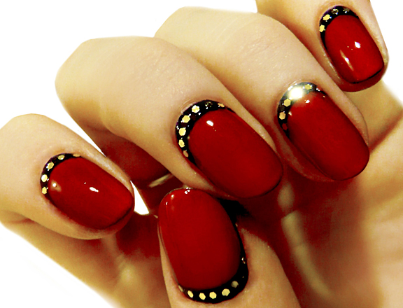 imagen de uñas decoradas en rojo