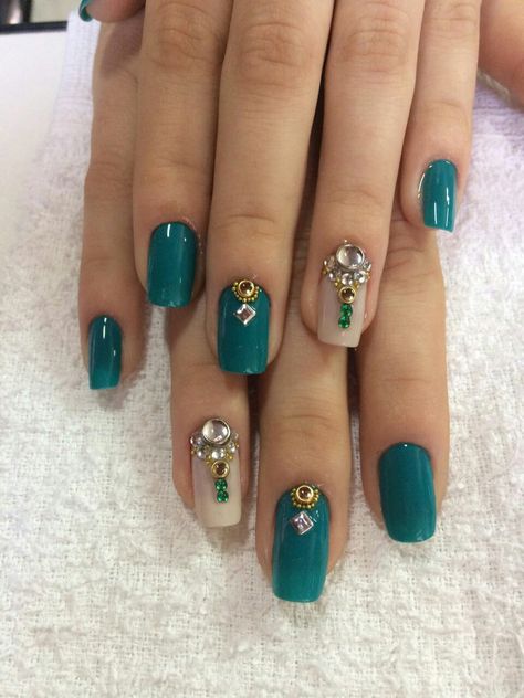 Decoracion De Uñas Con Piedras Grandes (6)