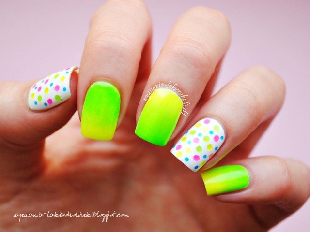 diseño de uñas verdes color neon