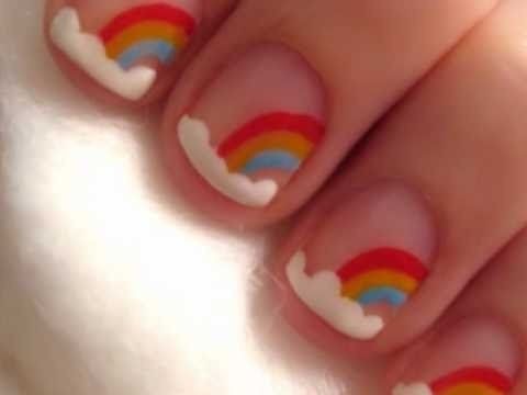 pequeño arcoiris decorado en uñas