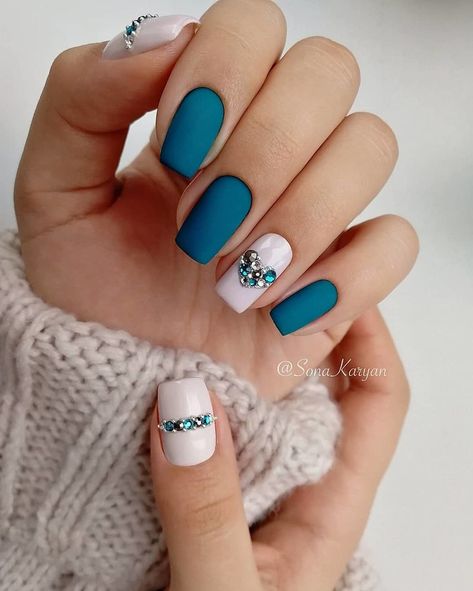 Uñas Azules Decoradas Con Blanco (10)