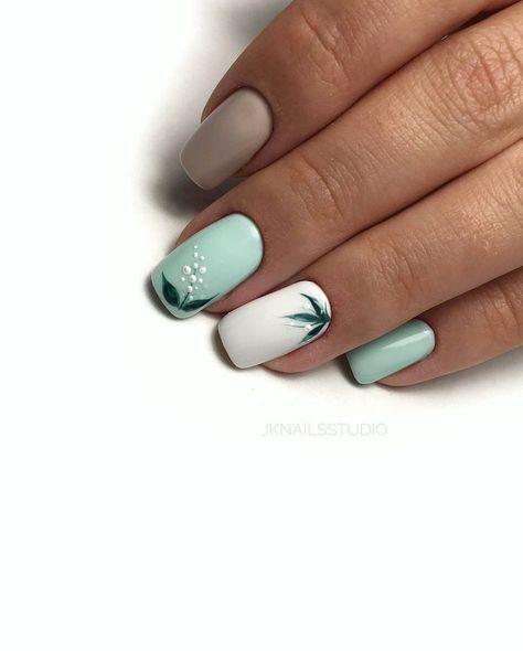 Uñas Azules Decoradas Con Blanco (8)
