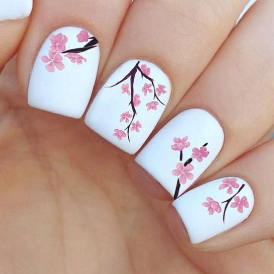 uñas blancas con rosas
