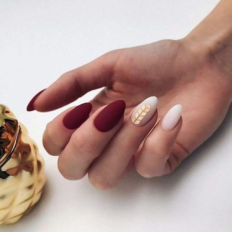Uñas Con Piedras Doradas (3)