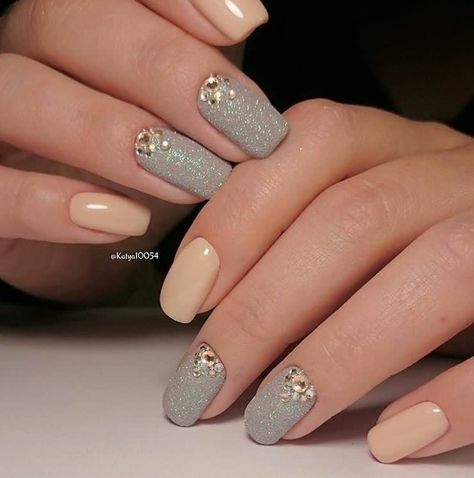 Uñas Con Piedras Doradas (4)