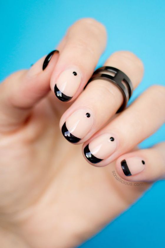 uñas cortas decoradas con accesorios