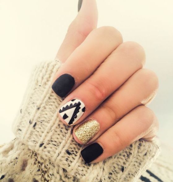 uñas cortas negro y dorado