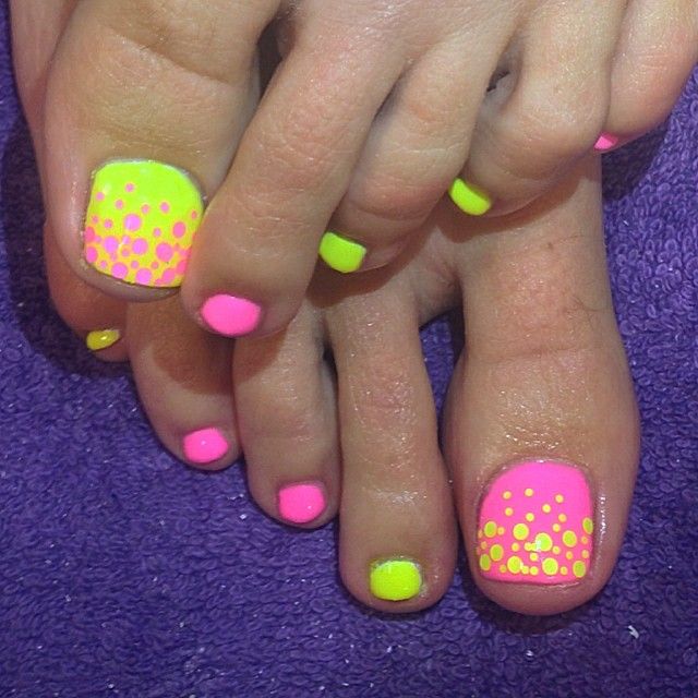 uñas de los pies color neon