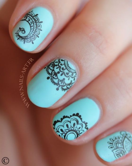 uñas naturales azules diseño a mano