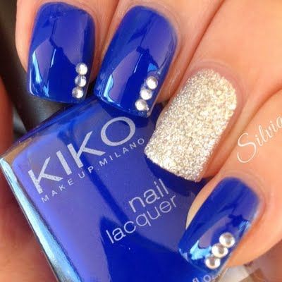 decorando uñas azul con plateado