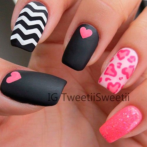 decorando uñas rosadas con negro