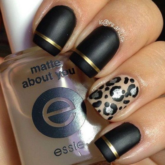 modelo de uñas negras con cintilla dorada