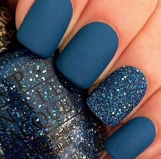 uñas acrilicas azules con escarcha