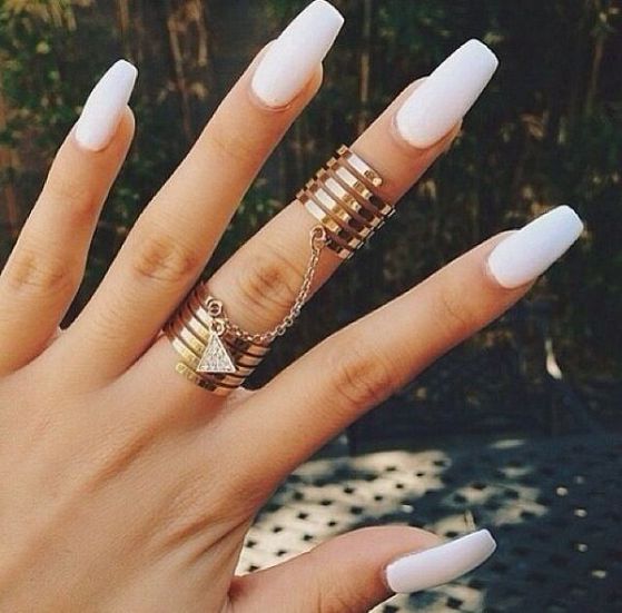 uñas blancas con accesorios
