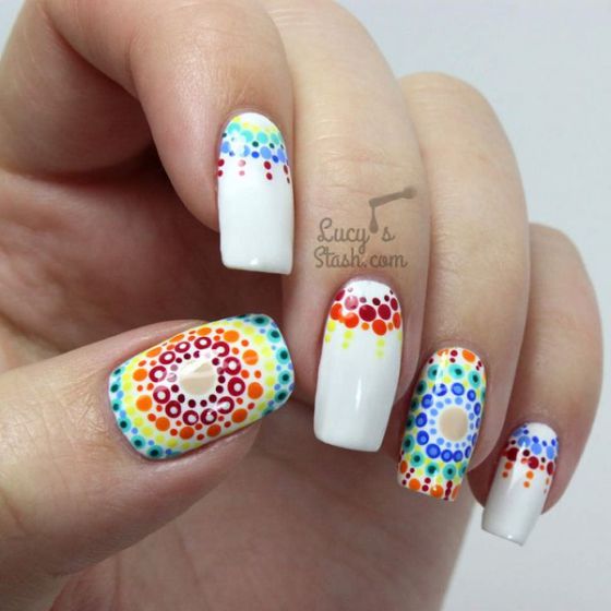uñas blancas con colores