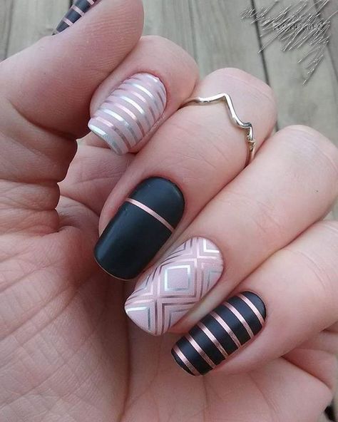 Uñas Con Cintas Doradas (1)