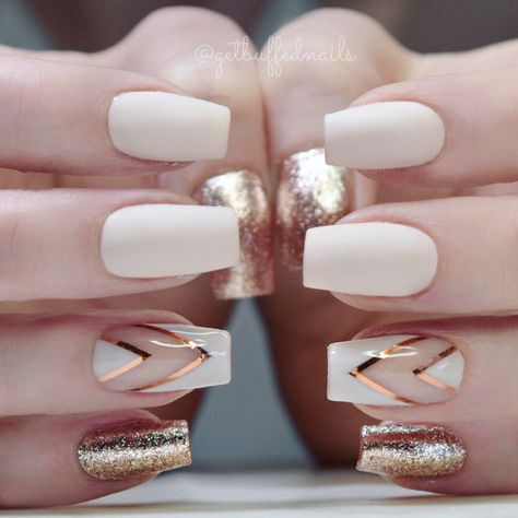 Uñas Con Cintas Doradas (6)