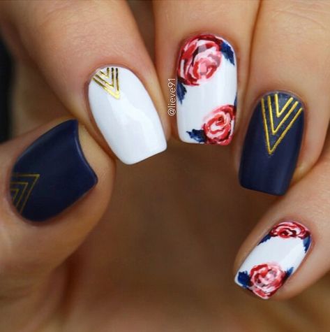 Uñas Con Cintas Doradas (7)