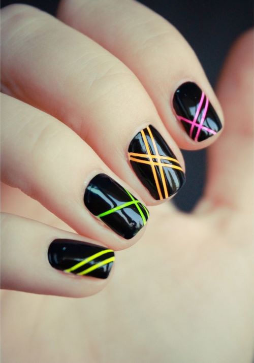 uñas con cintillas colores neon