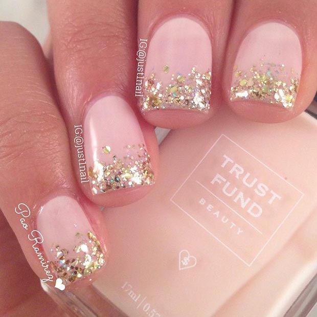 uñas cortas rosadas con dorado