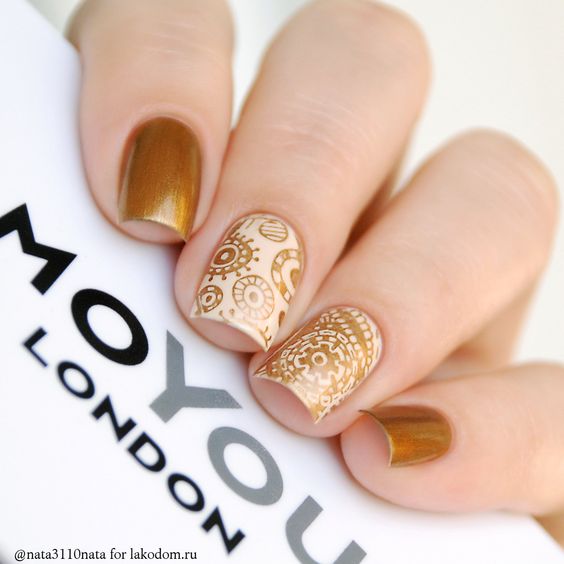 Uñas Doradas Con Rosa (4)