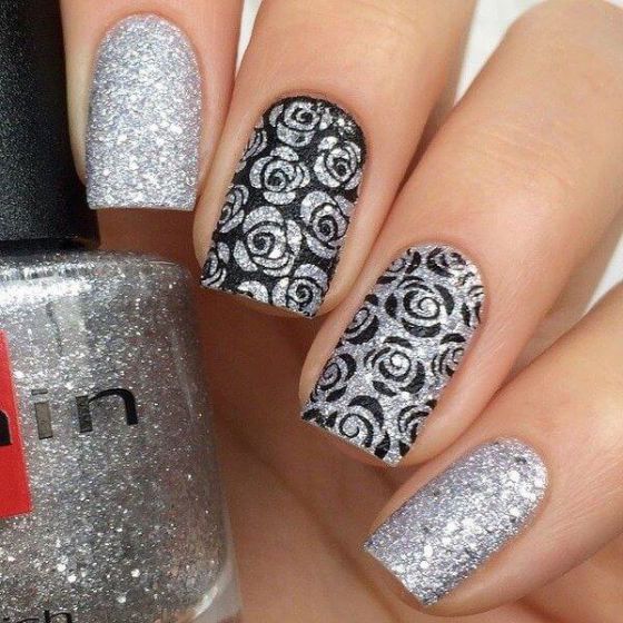 uñas plateadas elegantes