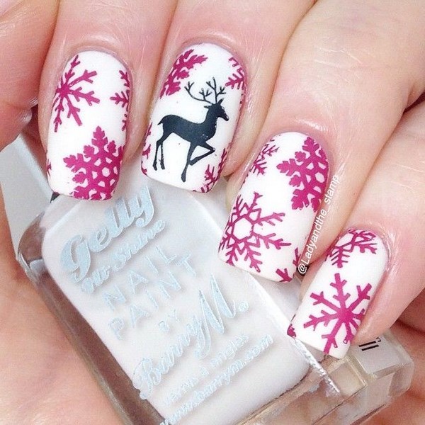decorando uñas blancas con estampado rosa