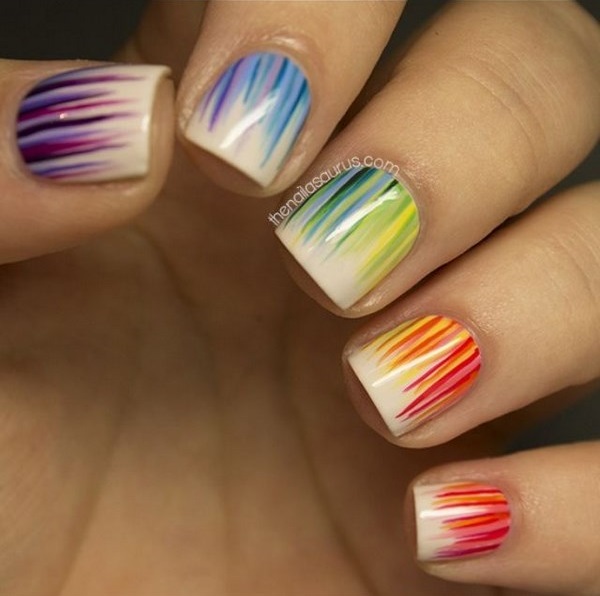 uñas de colores en forma de rayas