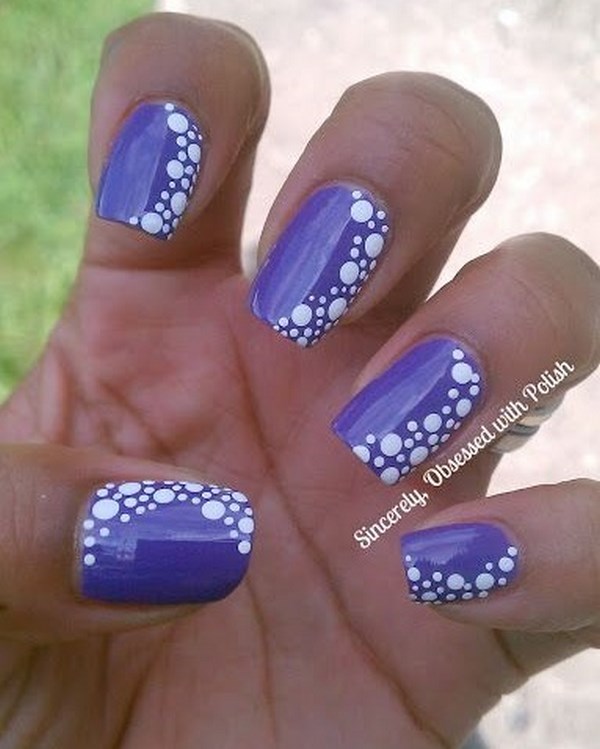 diseño de uñas violeta con puntos