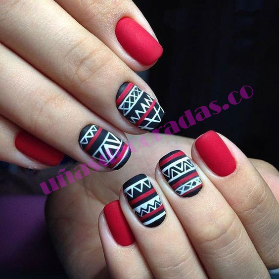 Uñas rojas con decoración tribal
